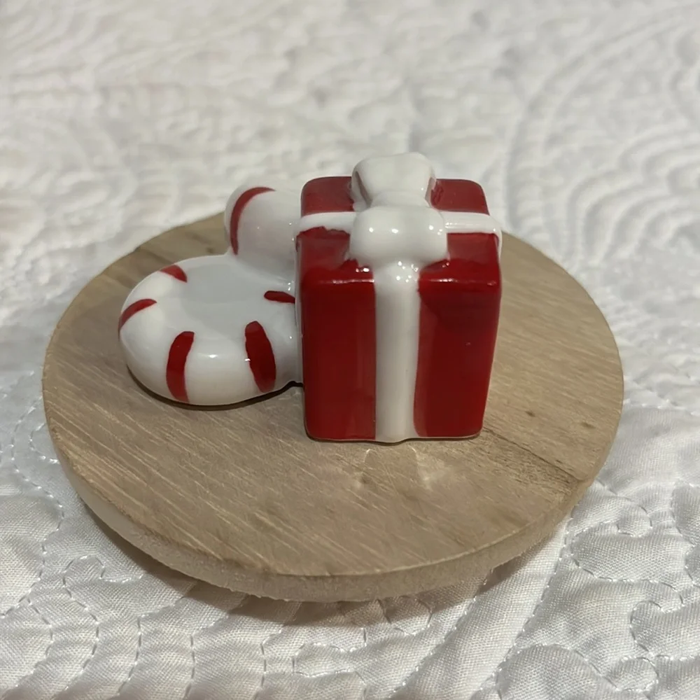 Holiday Peppermint & Vanilla candle with‎ topper lid, new